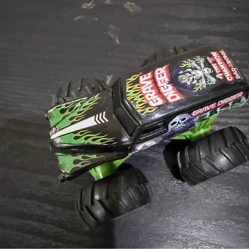 Hot Wheels Monster Jam Grave Digger Monster Truck Toy Kids Play Vehicle‎